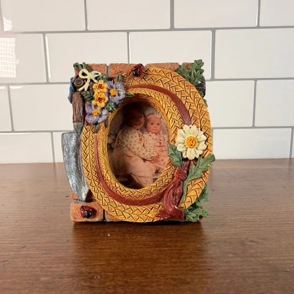 Vintage Cottagecore Garden Straw Hat Resin Mini Picture Frame